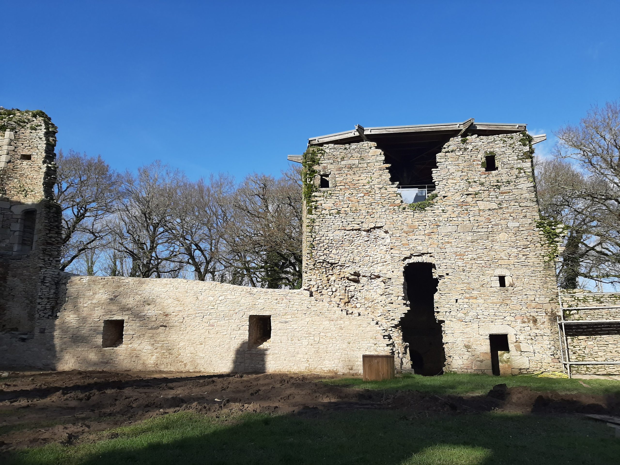 Restauration de la pierre de la Courtine Nord à l'intérieur du château