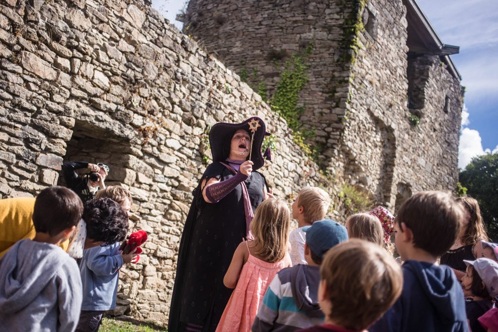 visite guidée avec la sorcière Pélagie dans le château avec des enfants
