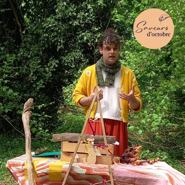 Comédien devant une table qui conte pour des enfants