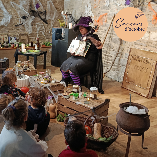 médiatrice déguisé en sorcière qui lit des contes à un groupe d'enfant
