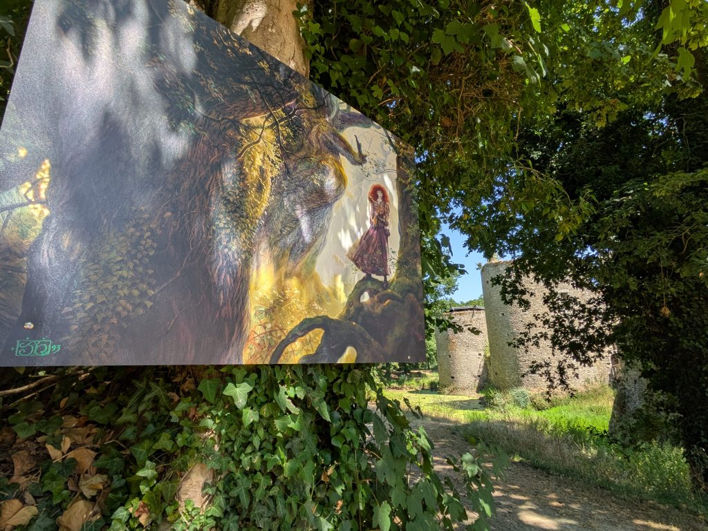 Œuvre de John Howe installée sur un arbre autour du château de Ranrouët