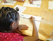 Atelier pédagogique calligraphie au Château de Ranrouët - Agrandir l'image (fenêtre modale)