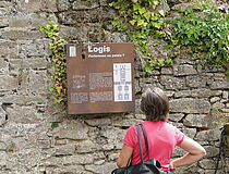 Visiteur devant panneau sur le Logis au Château de Ranrouët - Agrandir l'image (fenêtre modale)