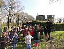 Groupe d'élèves du cycle 1 au Château de Ranrouët - Agrandir l'image (fenêtre modale)