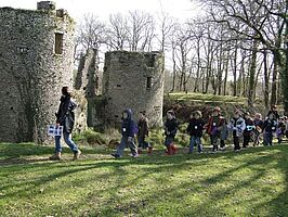 Groupe d'élèves marchant le long du château - Agrandir l'image (fenêtre modale)